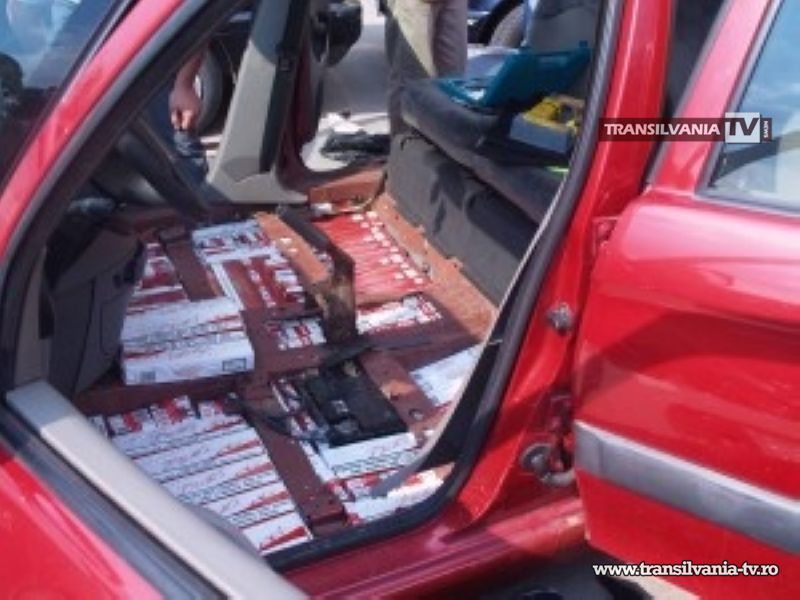 Maşină burduşită cu ţigări de contrabandă