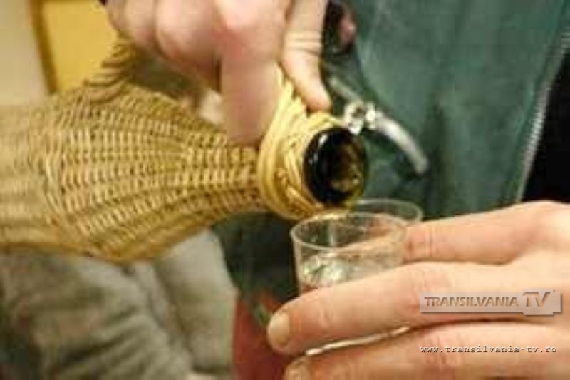 A sarit gardul ca sa fure palinca