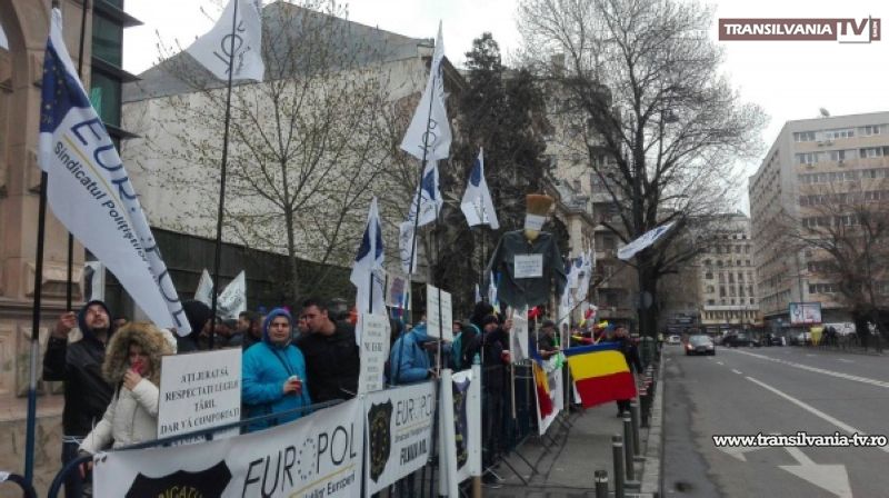 Poliţişti sătmăreni protestează în faţa sediului Ministerului de Interne din Bucureşti