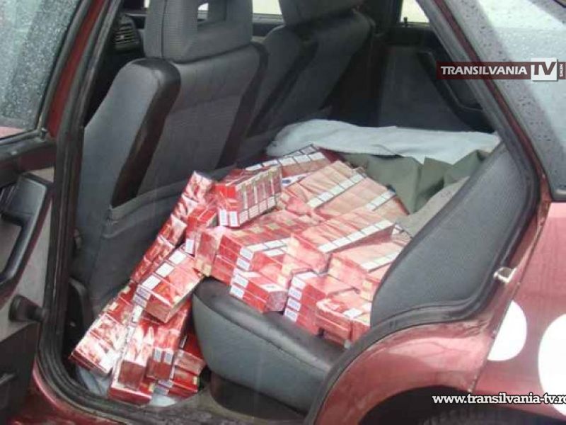 Țigări de contrabandă descoperite în mașina unei femei