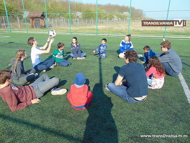 Liceeni francezi, în tabără cu copiii din mediile defavorizate