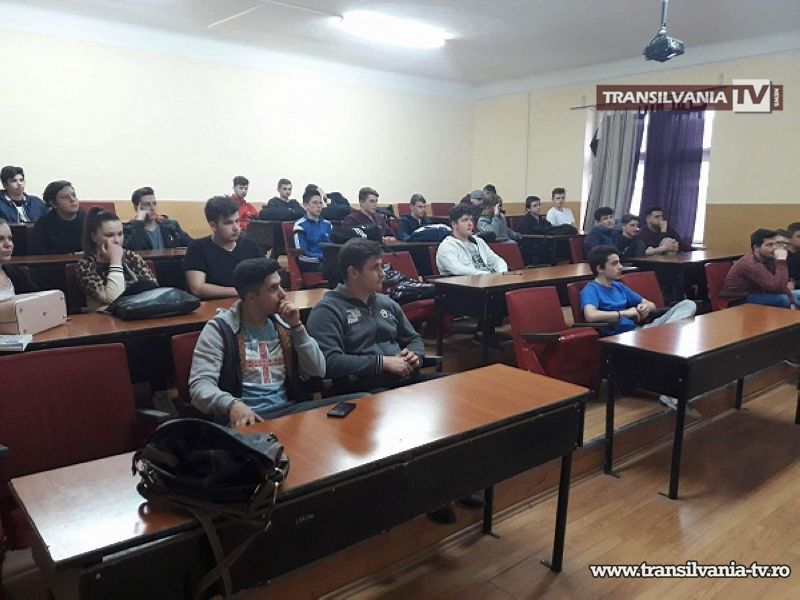 Tema „Violența în familie” a fost dezbătută în școli și societăți comerciale