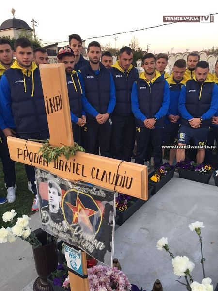 Fotbaliștii Olimpiei la mormântul lui Didi Prodan