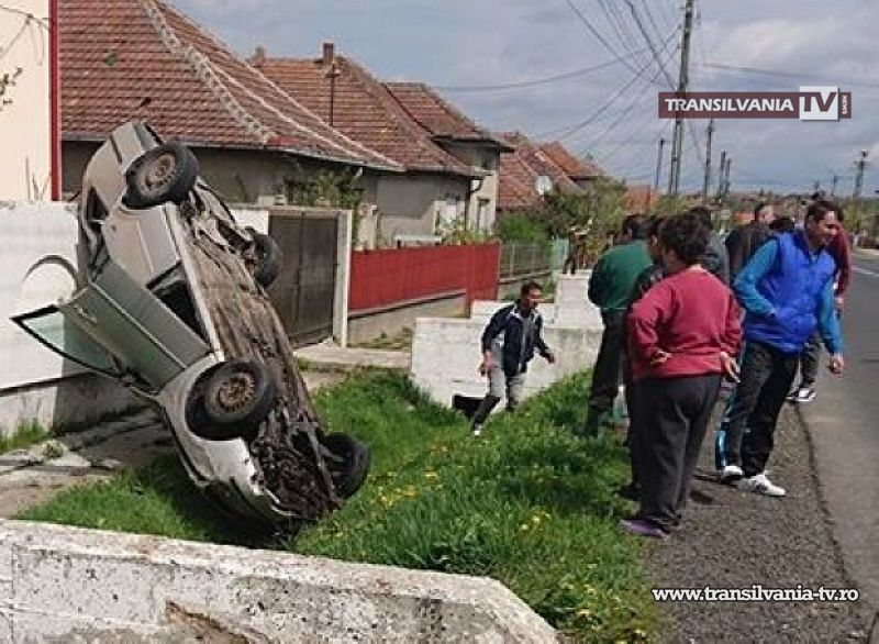 O mașină s-a dat peste cap și s-a proptit de un gard, la Ardud
