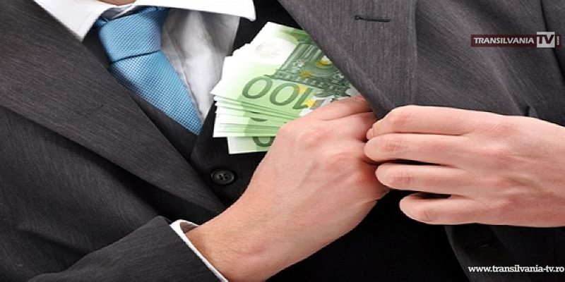 Funcționar din Primărie, acuzat de combinații suspecte cu o firmă