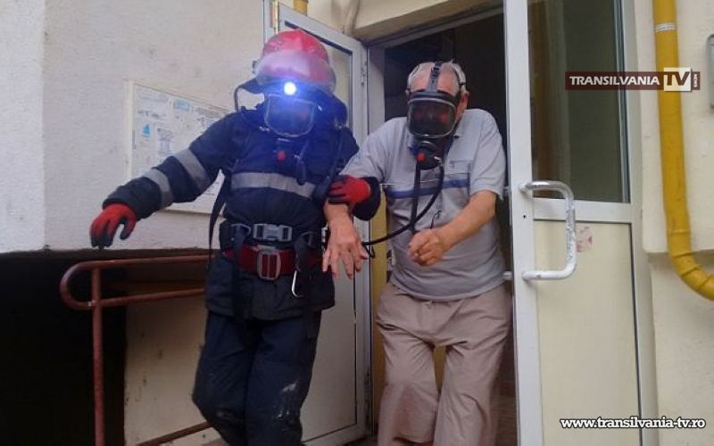 Un bloc întreg evacuat, în urma unui incendiu la Carei