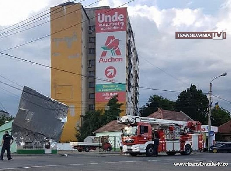 Copaci prăbușiți și acoperișuri răvășite în urma furtunii de vineri seara la Satu Mare