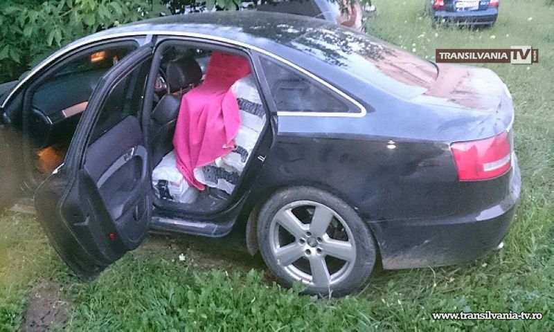Contrabandist de țigări urmărit de poliția de frontieră, a intrat cu mașina într-un gard