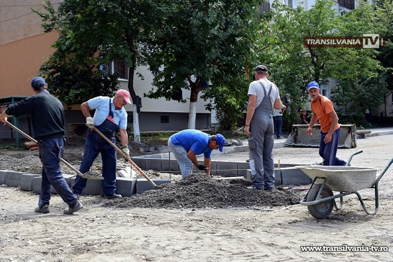Se lucrează la amenajarea parcărilor din Micro 17