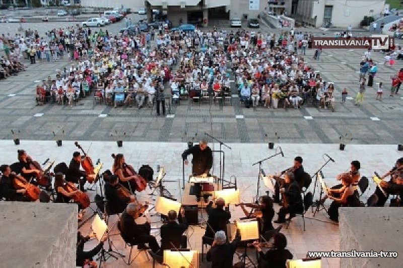 Filarmonica „Dinu Lipatti” susține un concert simfonic în Piața 25 Octombrie