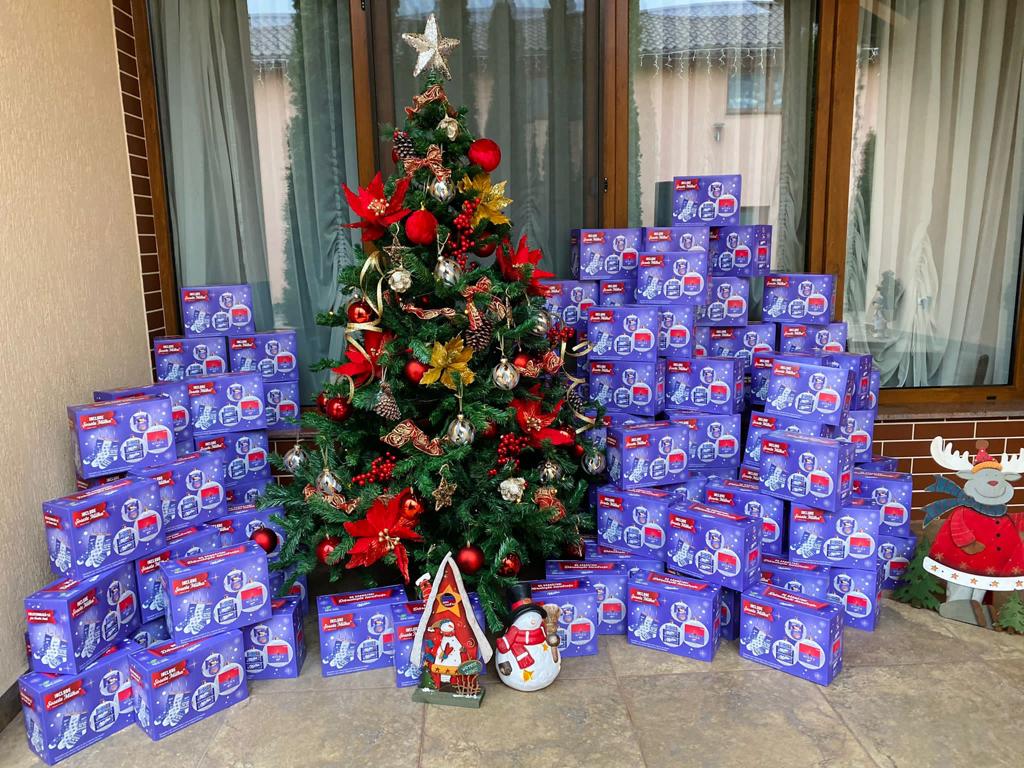 Primăria Sebeș trimite câte un pachet cu dulciuri sub bradul fiecărui copil care frecventează școala sau grădinița. Distribuția a fost făcută prin instituțiile de învățământ în fiecare clasă