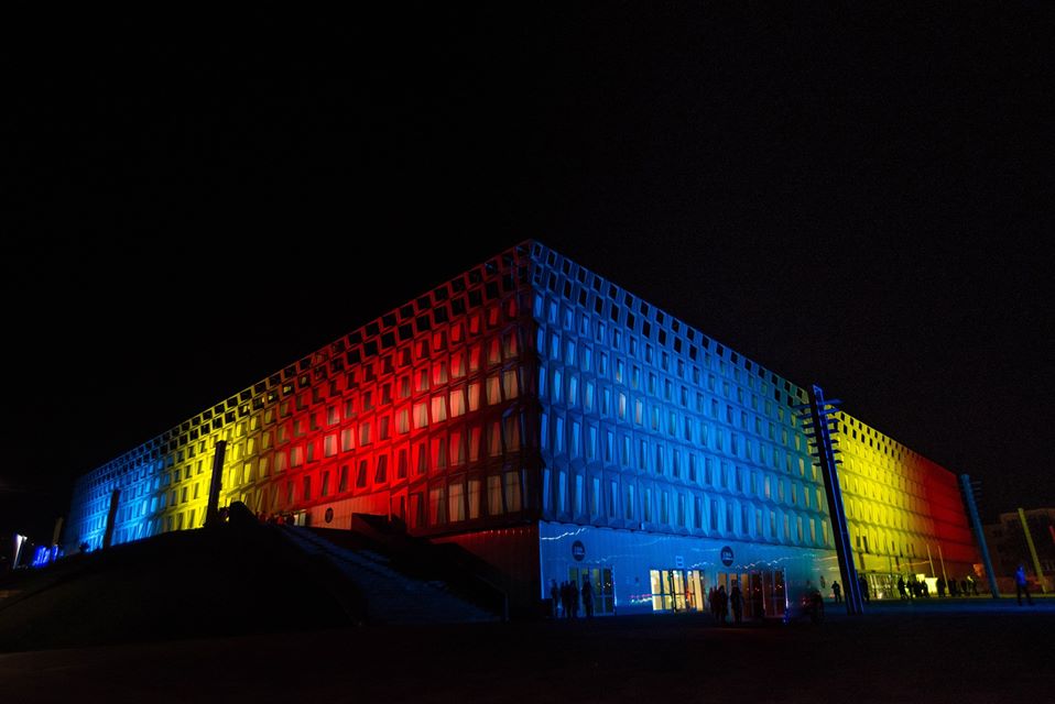 Cluj-Napoca: Podul N și Sala Polivalentă în culorile tricolorului de Ziua Națională