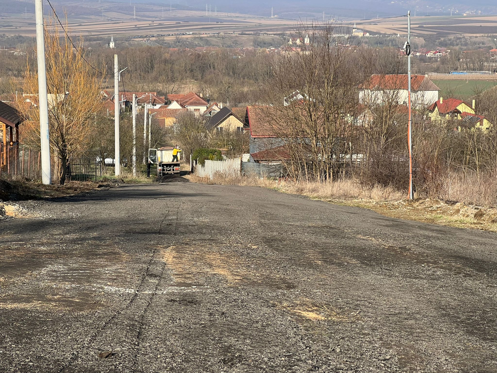 Au început lucrările de pietruire a drumurilor din Bârcea Mică