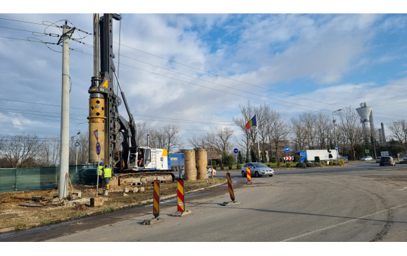 Se forează primii piloți la pasajul peste sensul giratoriu de pe Calea Borșului din Oradea