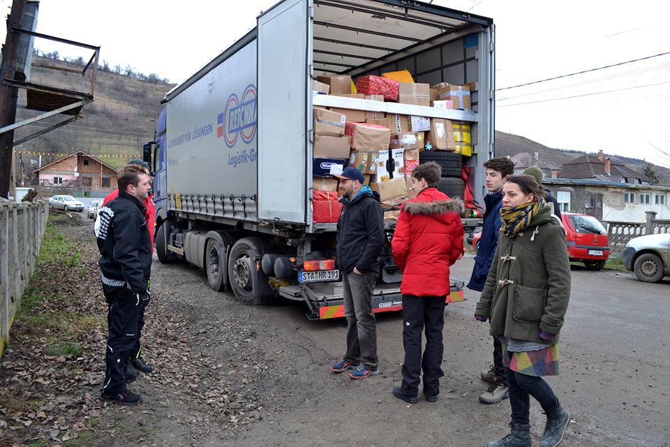„Camionul de Crăciun” a ajuns și în localitatea Căianu
