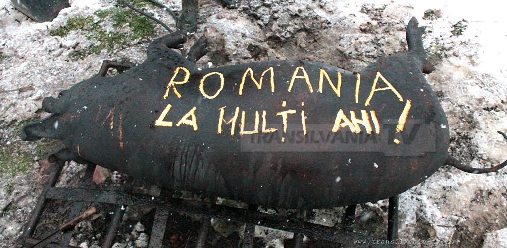 În Coroieni Ziua Naţională a fost sărbătorită în jurul porcului de Crăciun (VIDEO)