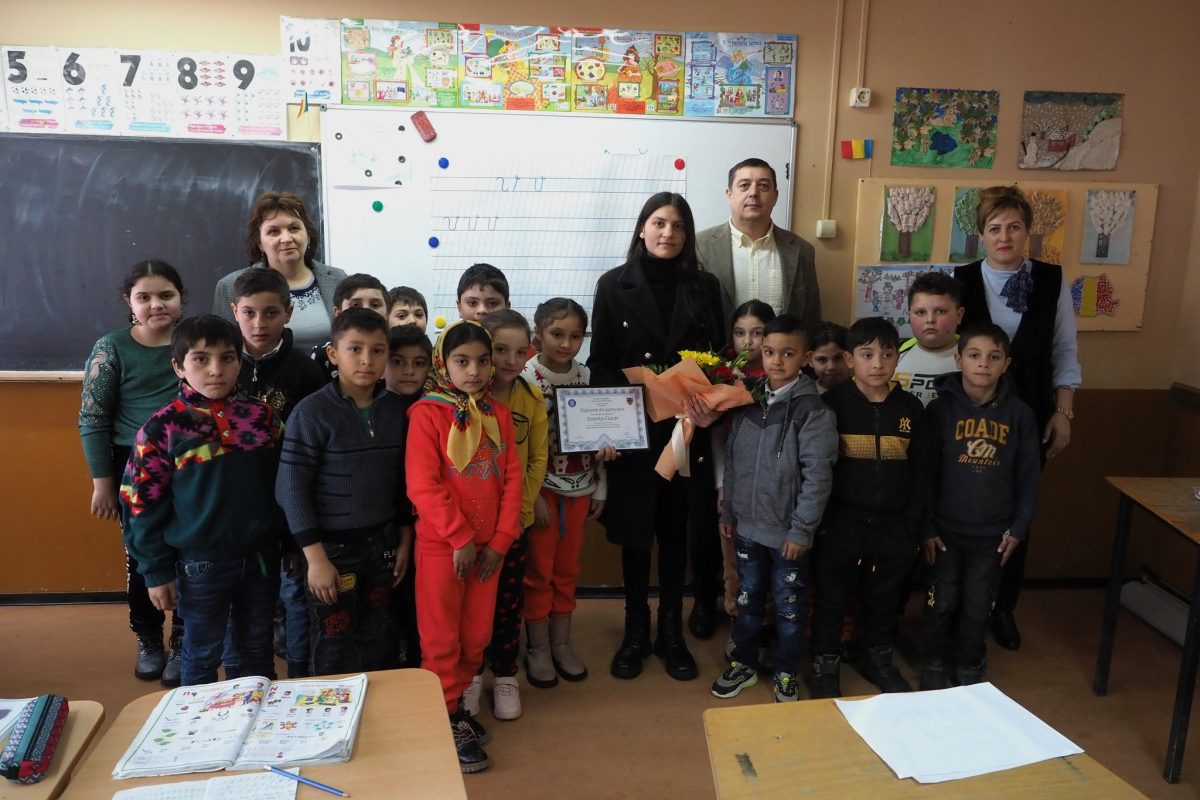 La 19 ani, Doinița Ciurar predă limba romani la școala din Pusta