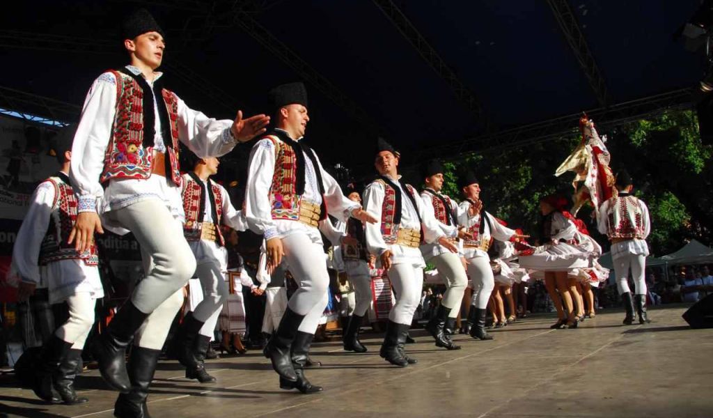 Ansamblul Crişana sărbătoreşte dragostea cu spectacolul „Dragobetele sărută fetele”