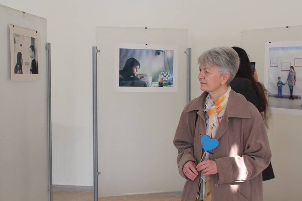 Epoziția „Aproape” vernisată în Sibiu, cu ocazia Zilei internaționale de conștientizare a autismului