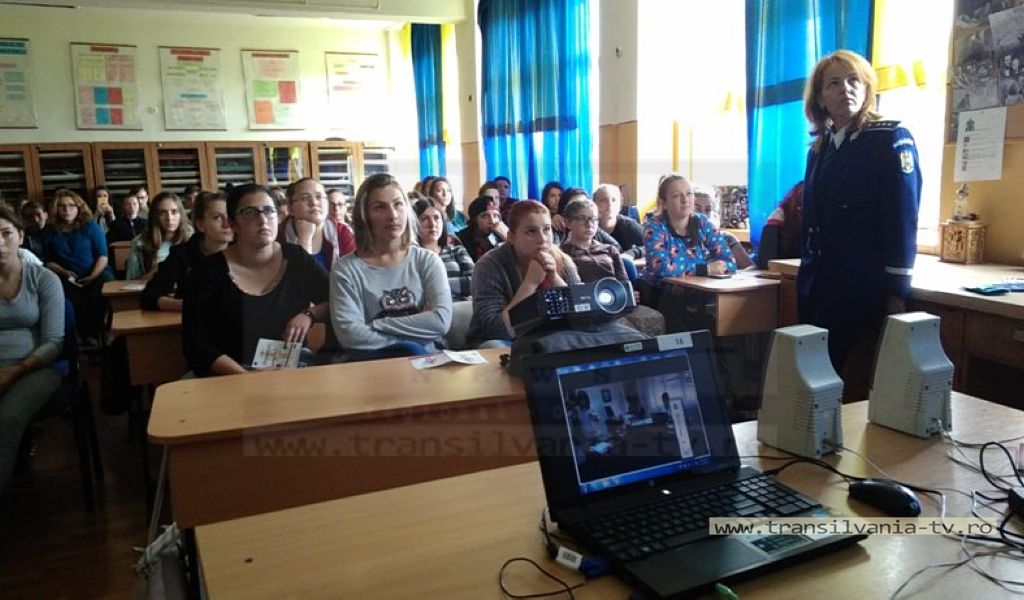 Polițiștii le-au vorbit elevilor despre violența sexuală și traficul de persoane (Galerie Foto)