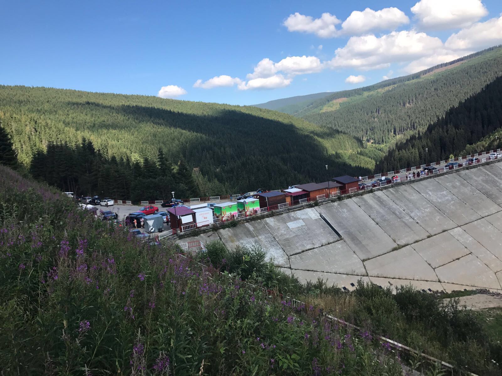 Chioscarii de pe barajul Oasa (Transalpina) amendati si obligati sa-si mute chioscurile insalubre!