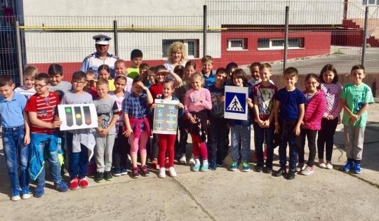 Activităţi preventive ale poliţiştilor clujeni, desfășurate în școlile din județ