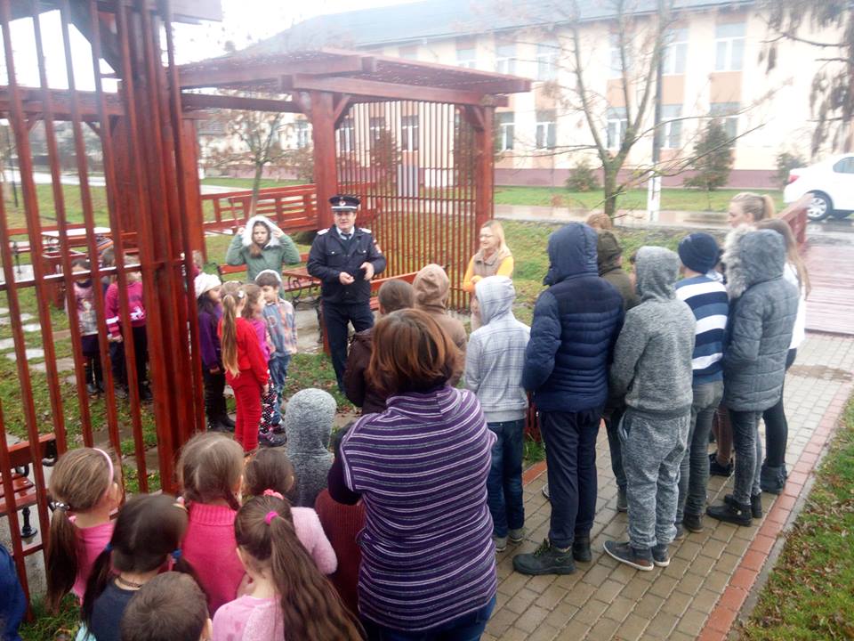Angajații ISU Sălaj, în mijlocul elevilor de la Şcoala Gimnazială Carastelec