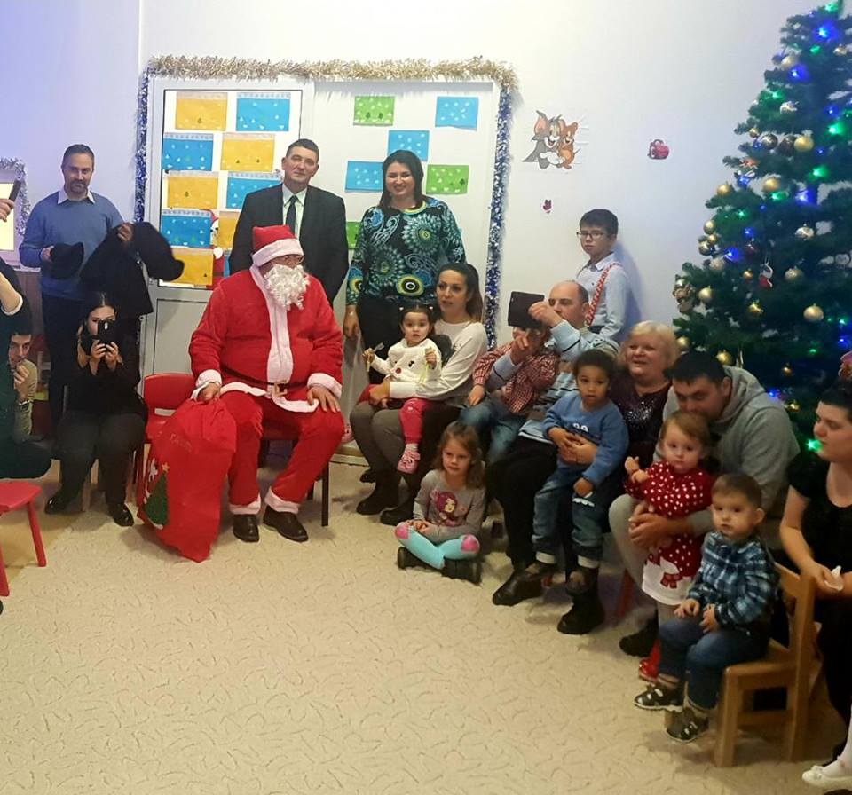 Moş Crăciun a împărţit daruri copiilor de la Creşa Deva