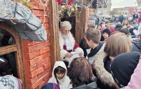 Moș Crăciun aduce 1.200 pachete cu dulciuri la Târgul de Crăciun Oradea