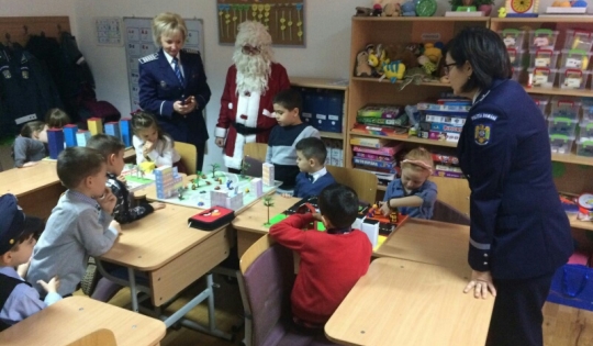 Moș Crăciun, în mijlocul elevilor bistrițeni care respectă regulile de circulație