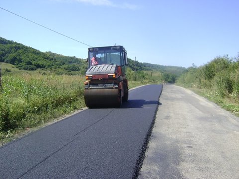 Lucrări de asfaltare pe drumul județean Nireș-Valea Ungurașului