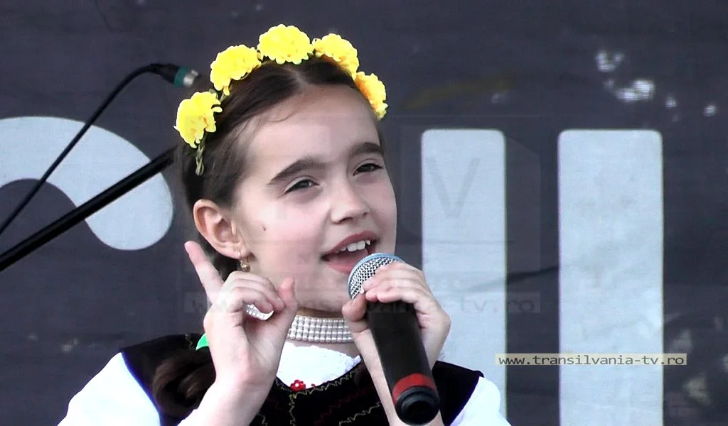 ”Subţirică-s ca și grâu’!” – Interpretă populară de succes, care mai crede în Moș Crăciun (VIDEO)