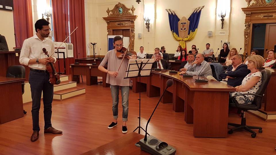 Acordurile unei viori Stradivarius s-au auzit în sala de ședințe a Consiliului Județean Hunedoara.