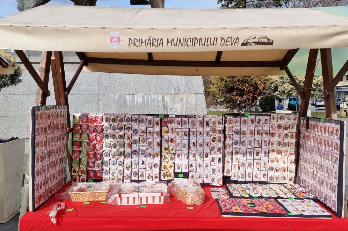 Târg de Mărțișor la Deva, pe platoul din fața Centrului Cultural ,,Drăgan Muntean”