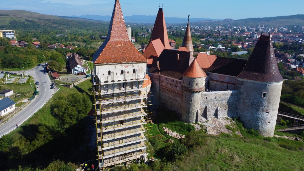 Castelul Corvinilor – lucrările de restaurare au ajuns la Turnul Neboisa