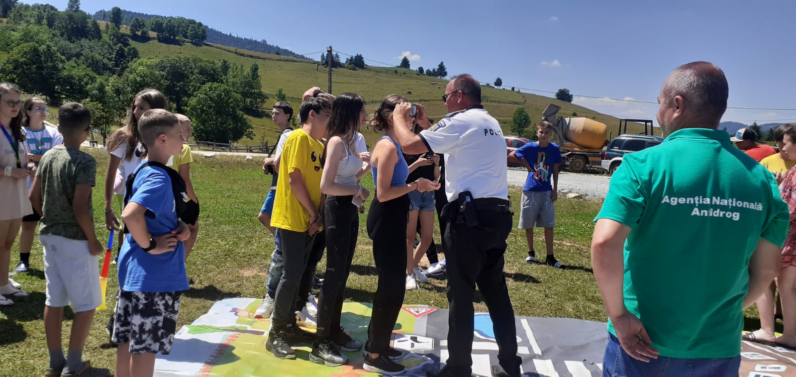 PESTE 700 DE COPII AFLAȚI ÎN TABERE ȘCOLARE DIN JUDEȚUL ALBA AU ÎNVĂȚAT, ÎN SĂPTĂMÂNA CARE SE ÎNCHEIE, LECȚIA SIGURANȚEI