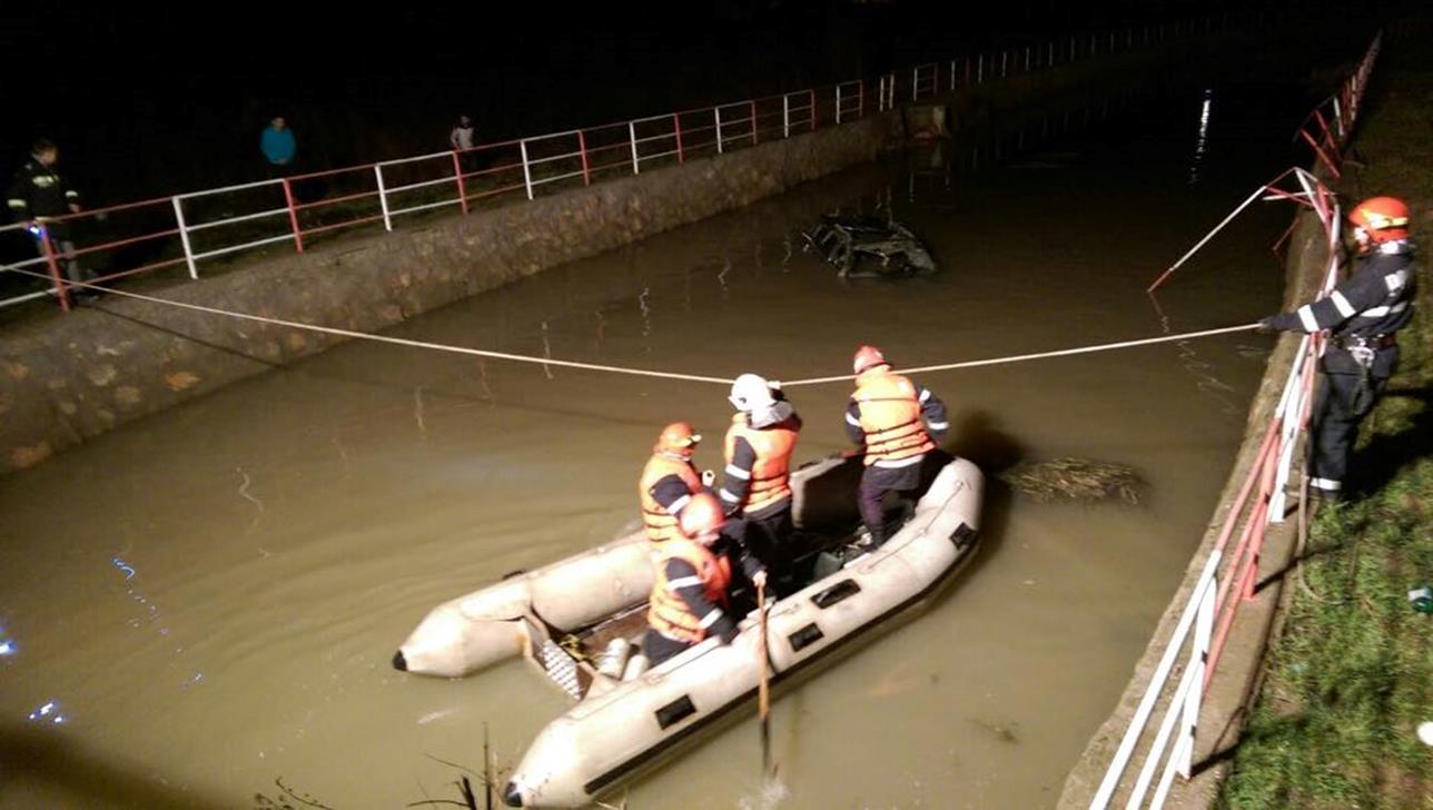 Pompierii au salvat un bărbat rănit grav în urma unui accident rutier produs în Biharia