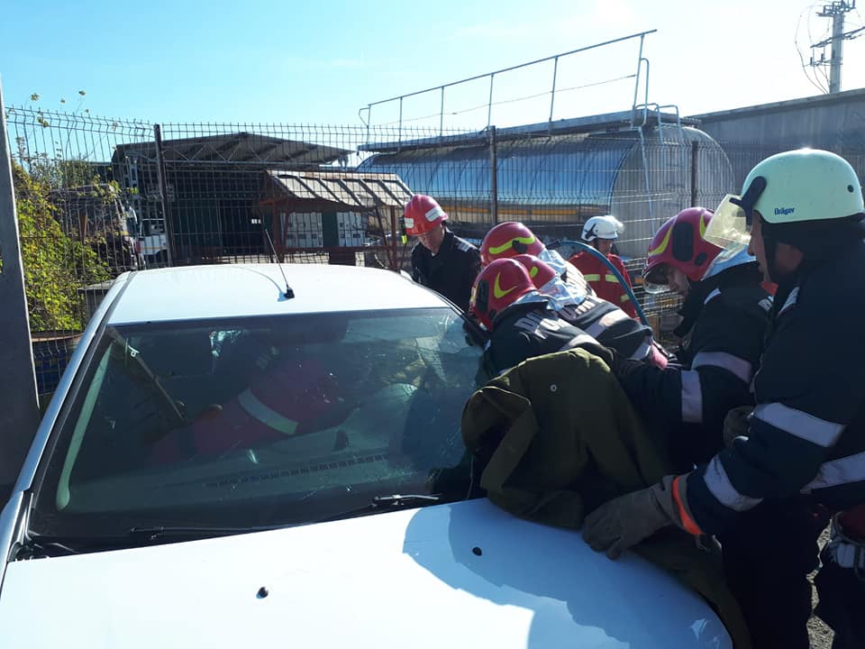 Accident rutier pe DJ 687 în care 5 oameni au fost răniţi