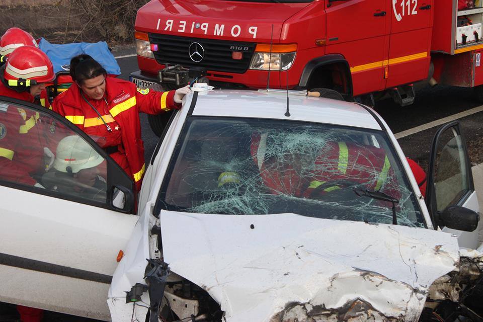 Grav accident produs în Galații Bistriței. Un șofer încarcerat a primit primele îngrijiri din partea unui paramedic aflat în afara orelor de serviciu