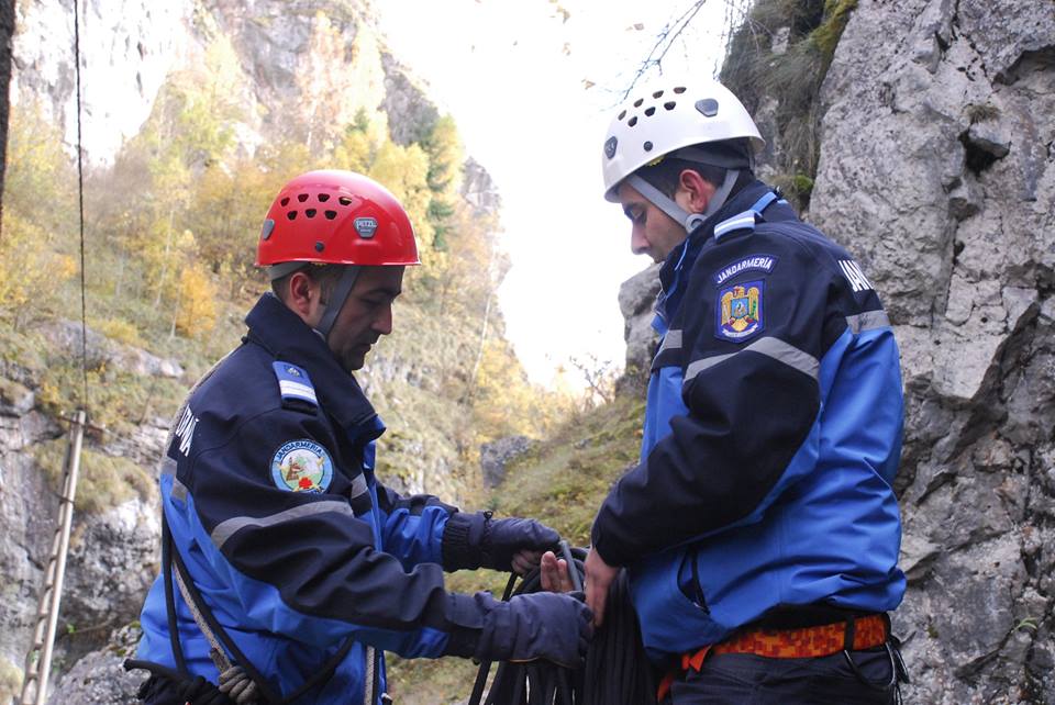 Bărbat accidentat în Retezat, salvat de jandarmi și salvamontiști
