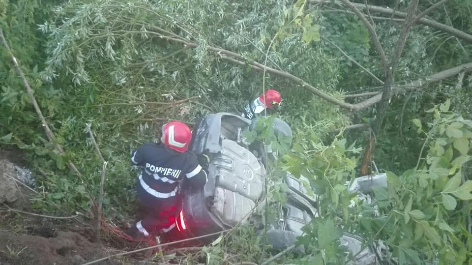 Autoturism răsturnat într-o râpă de pe malul râului Săsar