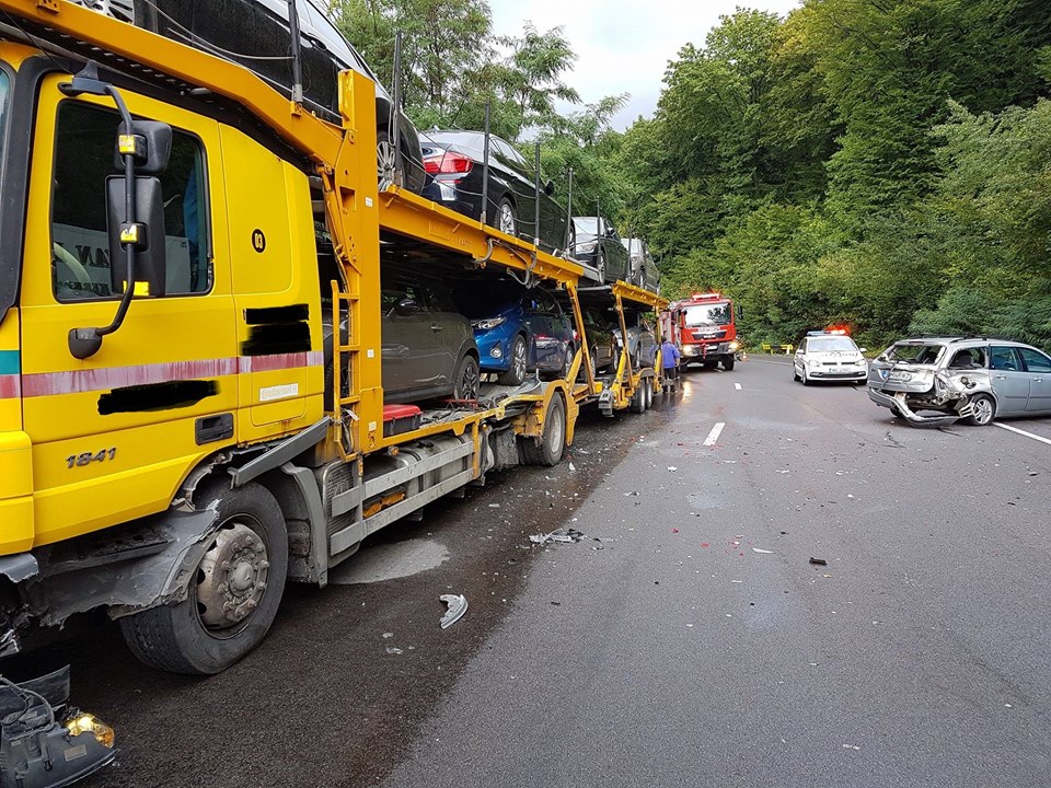Autotren încărcat cu mașini, implicat într-un accident produs pe Meseș
