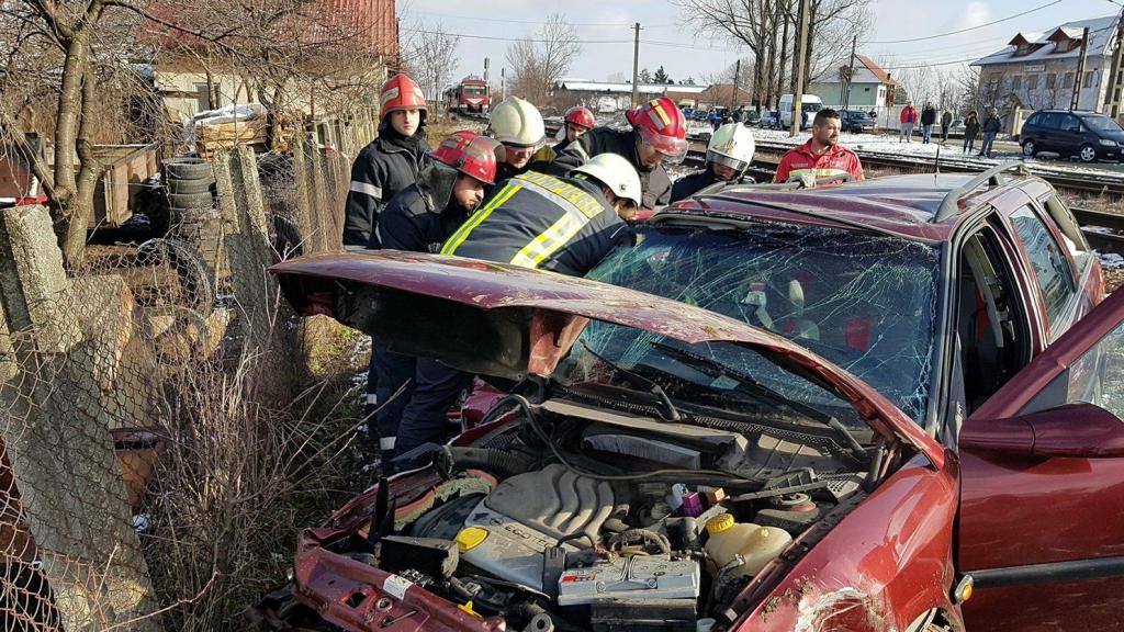 Mașină lovită de tren în Oșorhei. O femeie de 67 de ani a decedat