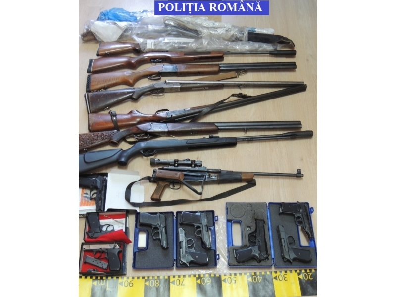 Bistrița-Năsăud: Cinci persoane reținute pentru nerespectarea regimului armelor și al munițiilor și contrabandă