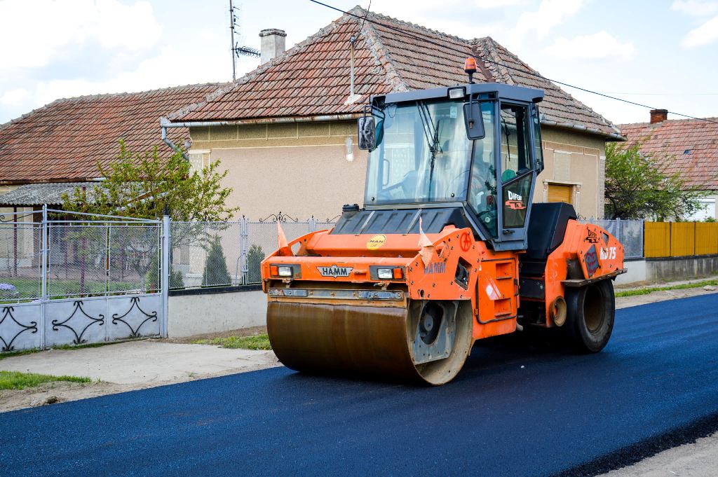 Lucrări de întreținere pe drumurile județene din Satu Mare