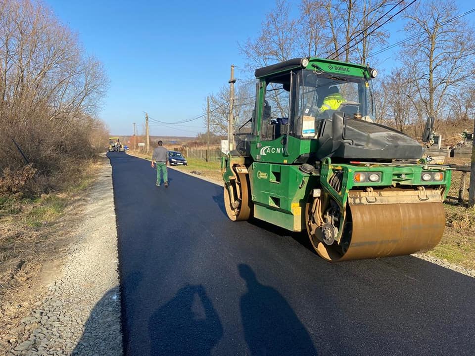 Continuă modernizarea drumurilor de piatră din județul Satu Mare