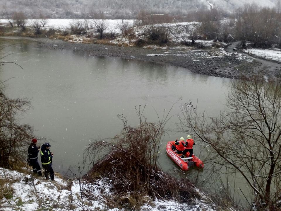 Autoturism căzut în râul Olt, căutat de pompieri