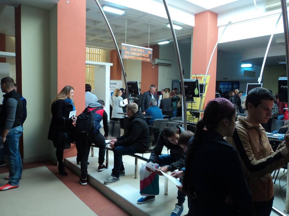 Peste 200 de participanți la Bursa Locurilor de Muncă pentru Absolvenţi organizată de AJOFM Bistriţa – Năsăud