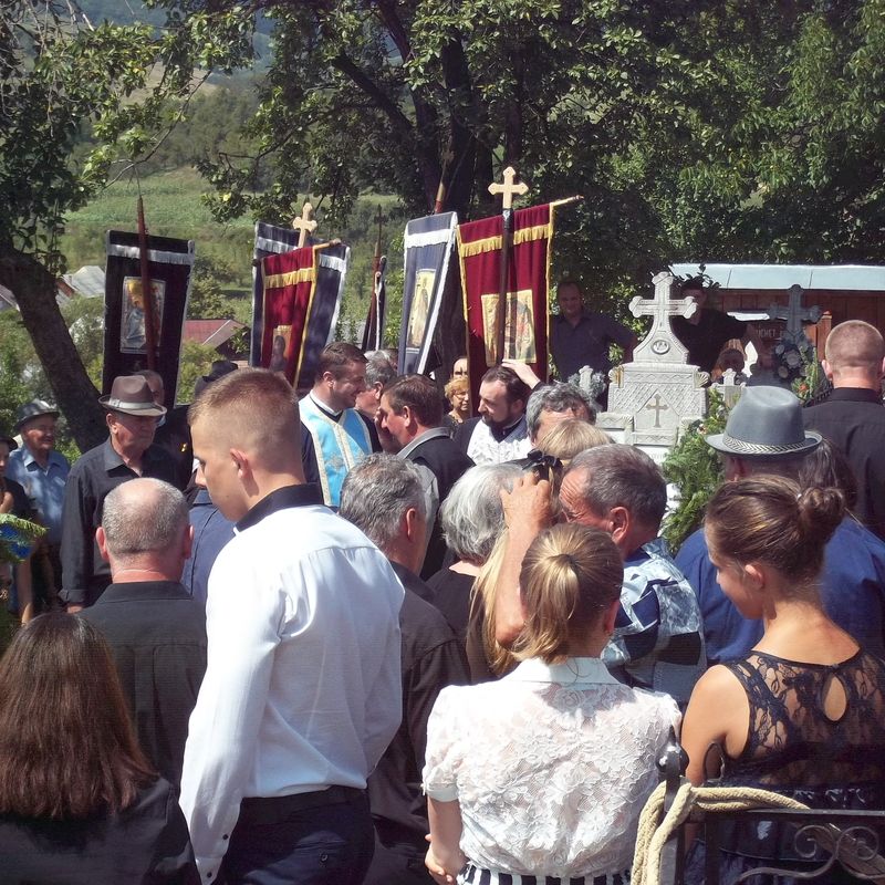 Sute de oameni l-au condus pe ultimul drum pe Constantin Rusu, primarul comunei Ciceu-Giurgești (Galerie FOTO)