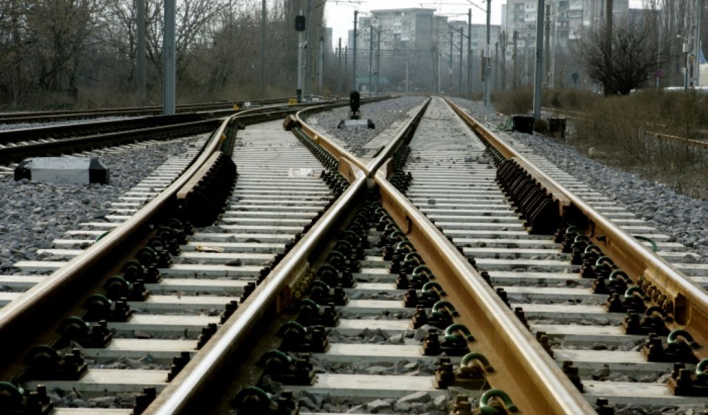 Șofer rănit, după ce mașina pe care conducea a fost lovită de un tren
